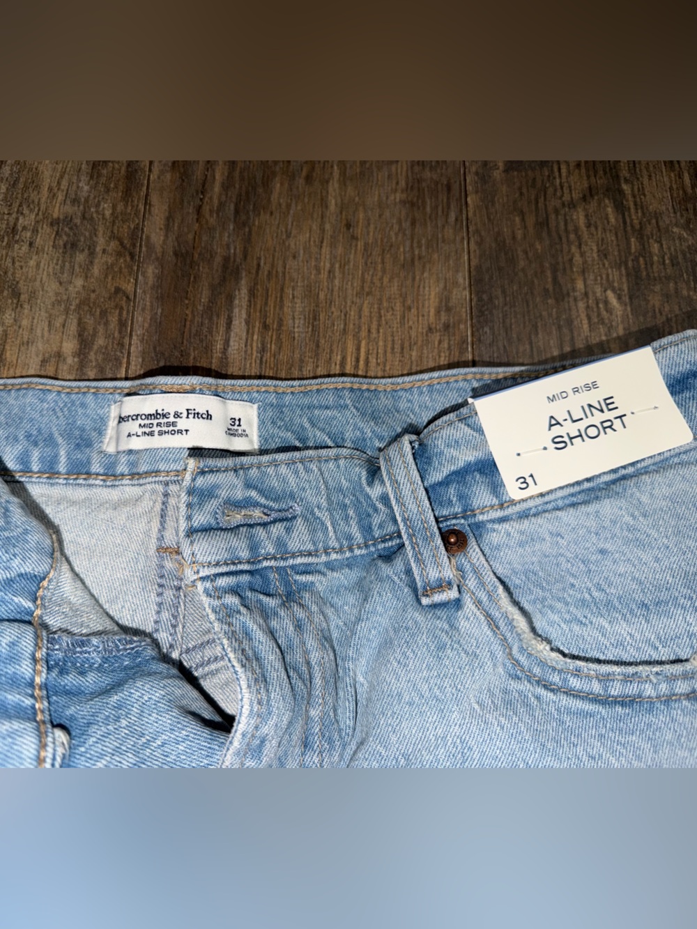 Abercrombie Mid Rise A-Line Short - Picture 2 of 3